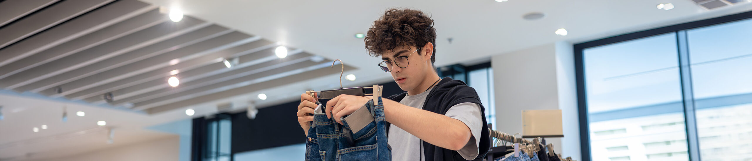 Lower-Income Consumers’ Sentiment Improves Significantly; Dining Out and Entertainment Face Spending Cutbacks: US Consumer Survey Insights